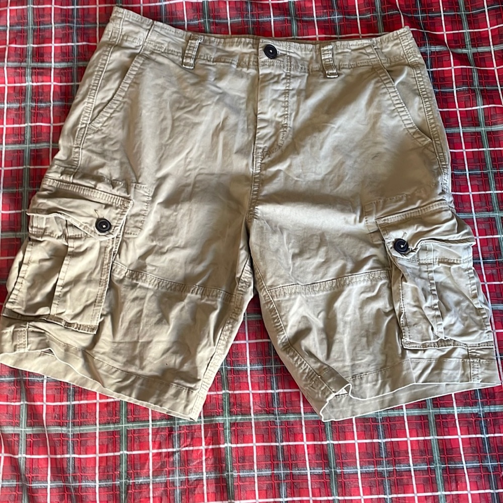 Aeropostale men 97% cotton six pockets cargo shorts beige zipper closure size 34